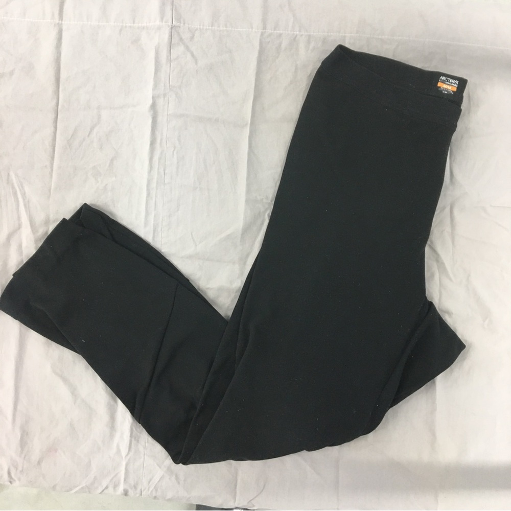 Arc’teryx Black Cropped Leggings Size: Medium